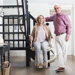 Handicare_Freecurve_couple_stairlift_HR (4) – kopie