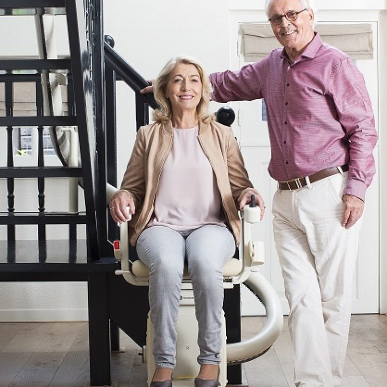 Handicare_Freecurve_couple_stairlift_HR (4)