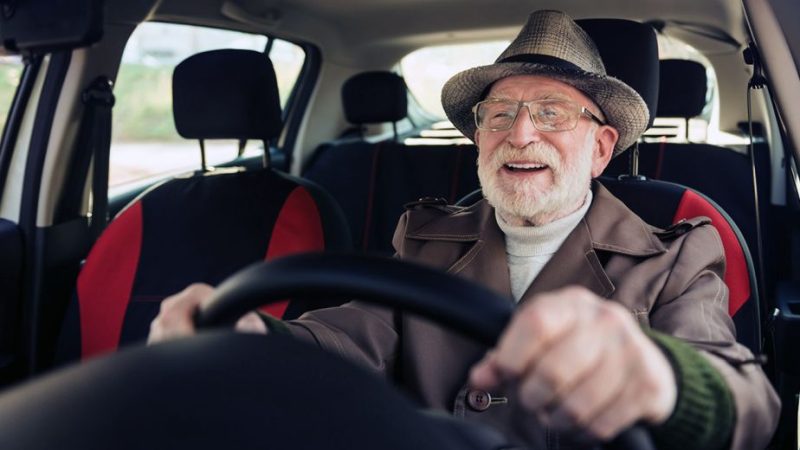 Man in auto rijbewijskeuringsarts