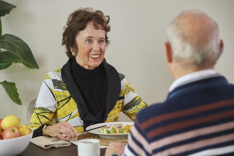 Mevrouw aan tafel