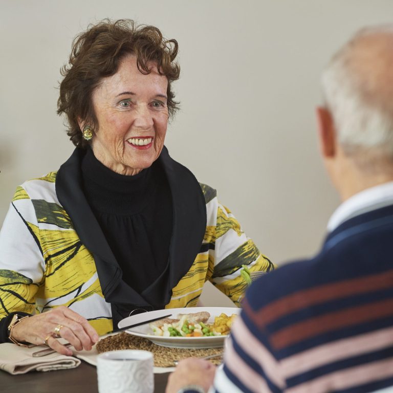 Mevrouw aan tafel