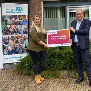 Overhandiging mantelzorgpas Amersfoort door wethouder Tigelaar