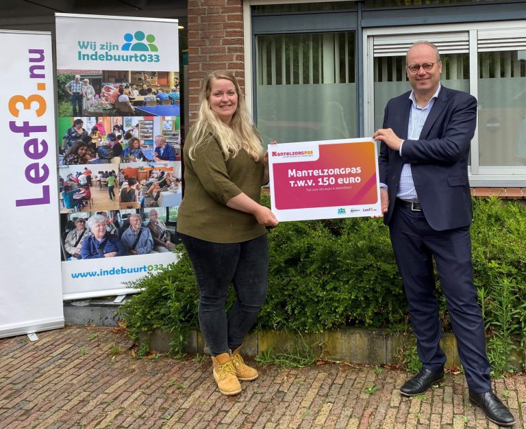 Overhandiging mantelzorgpas Amersfoort door wethouder Tigelaar